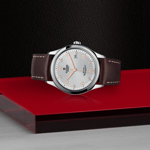 TUDOR - m91550-0007_layingdown