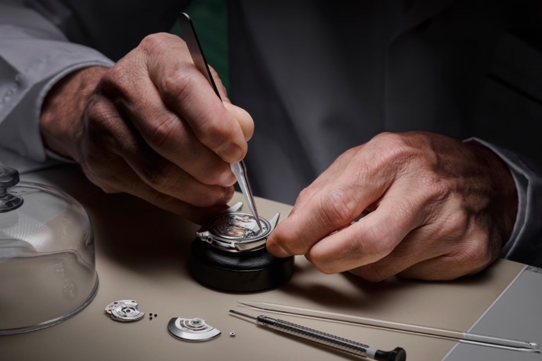 discover-rolex-servicing-portrait