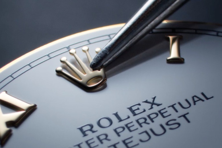 discover-rolex-watchmaking-dial-rolex_mp_olv_watchmaking_manifesto-portrait